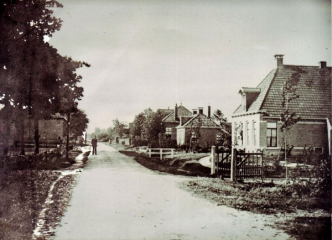Dorpsstraat vanaf de wijk naar het westen   ± 1920