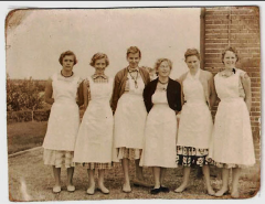 De-dames-van-de-bediening-op-het-feest