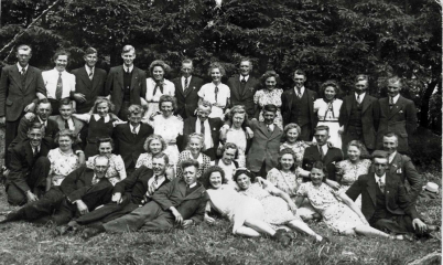 Groep uit Haule met zoals het lijkt dominee Van der Hoff uit Donkerbroek  die destijds ook in Haule preekte in NH-kerkPredikant van 1946 tot 1956
