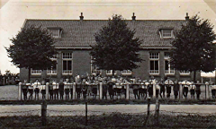 School-met-de-kinderen-wervoor-begin-1900